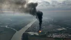 Asap hitam membumbung tinggi menyusul ledakan dan kebakaran yang melanda pabrik bahan kimia raksasa di Jerman, BASF, di Kota Ludwigshafen, Senin (17/10). Setidaknya dua orang pekerja tewas dan enam terluka parah dalam ledakan itu (Ulli ZIEGENFUSS/DPA/AFP)