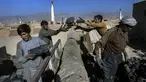 Buruh Afghanistan bekerja di sebuah pabrik batu bata di Deh Sabz, di pinggiran Kabul, Afghanistan, Minggu (26/9/2021). Para buruh biasanya bekerja selama 14 jam per hari, 6 hari dalam seminggu. (AP Photo/Bernat Armangue)