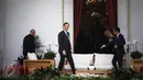 Presiden Joko Widodo (Jokowi) saat mempersilahkan Perdana Menteri (PM) Belanda Mark Rutte untuk duduk di beranda belakang Istana Merdeka, Jakarta, Rabu (23/11). Jokowi dan PM Belanda melakukan pembicaraan khusus empat mata. (Liputan6.com/Faizal Fanani)