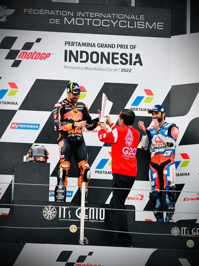 Jokowi Serahkan Piala untuk Juara MotoGP Mandalika