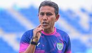 Bima Sakti memimpin sesi latihan Persela Lamongan di Stadion Surajaya, Lamongan, Selasa (30/12/2025). (Dok. Persela)