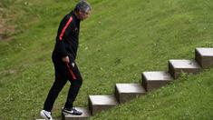 Pelatih Portual, Fernando Santos menuju tempat latihan timnya di Marcoussis, outskirts,  Paris, (5/7/ 2016), Portugal akan menghadapi Wales pada semifinal Piala Eropa 2016. (AFP/Francisco Leong)