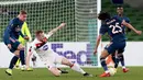 Bek Dundalk, Andy Boyle (kiri) bersaing dengan gelandang Arsenal, Mohamed Elneny pada pertandingan Grup B Liga Europa 2020/2021 di Stadion Aviva, Jumat (11/12/2020) dini hari WIB. Arsenal menang 4-2 saat bertandang di markas wakil Irlandia, Dundalk. (Paul Faith / AFP)