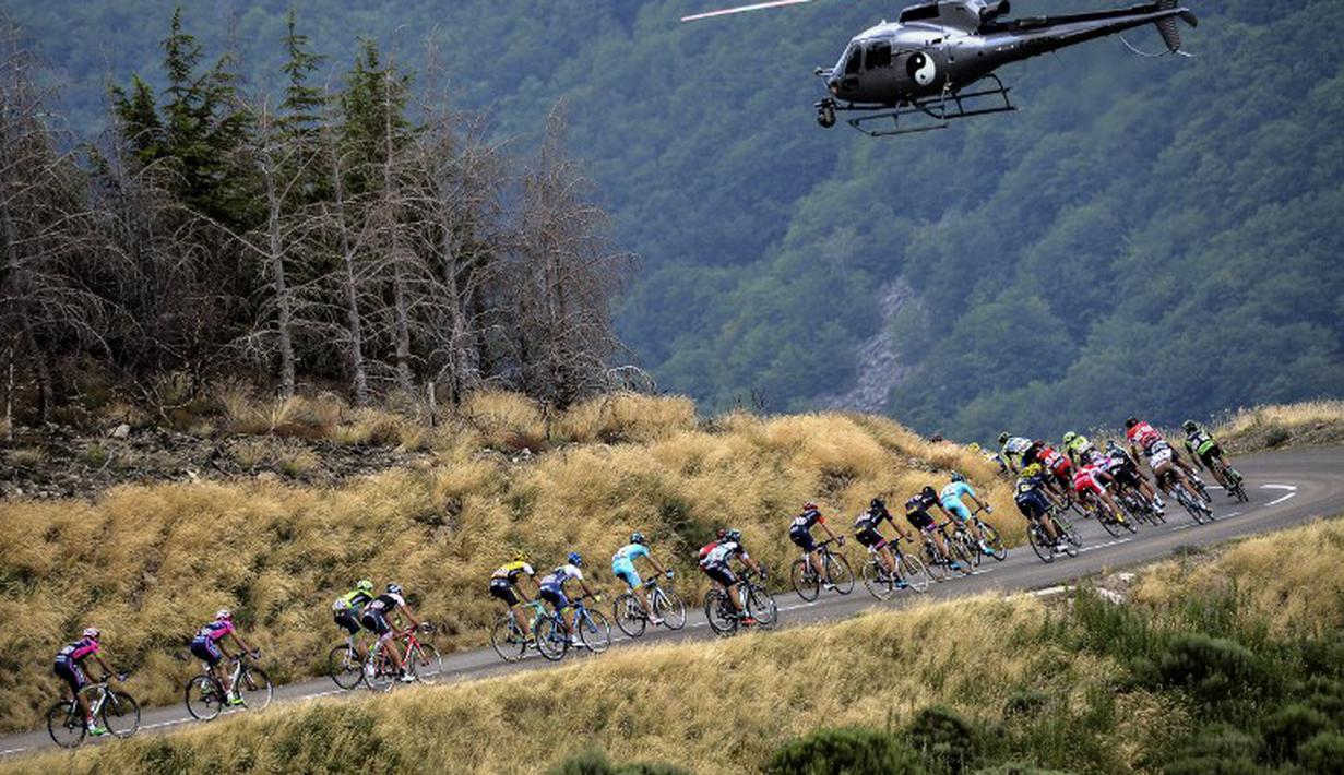 Pebalap berlomba di Etape 15 Tour de France 2015 yang berjarak 183 km antara Mende dan Valence, Perancis. (19/7/2015). (AFP PHOTO/JEFF PACHOUD)