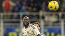 Pemain AS Roma, Romelu Lukaku (kiri) berusaha mengontrol bola saat pertandingan pekan ke-10 Liga Italia 2023/2024 melawan Inter Milan yang berlangsung di San Siro Stadium, Milan, Minggu (29/10/2023). (AP Photo/Antonio Calanni)