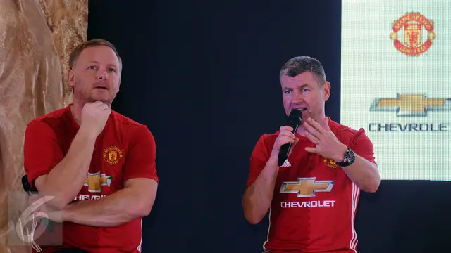 Legenda Manchester United Meriahkan Pemberian Hadiah Pemenang Chevrolet Fan Cup 2017