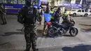 Tentara polisi militer Kolombia memeriksa sepeda motor saat mereka berpatroli di sebuah pos pemeriksaan di Bogota (15/9/2021). Ratusan tentara telah berpatroli di jalan-jalan untuk mengendalikan gelombang perampokan dengan kekerasan. (AFP/Juan Barreto)