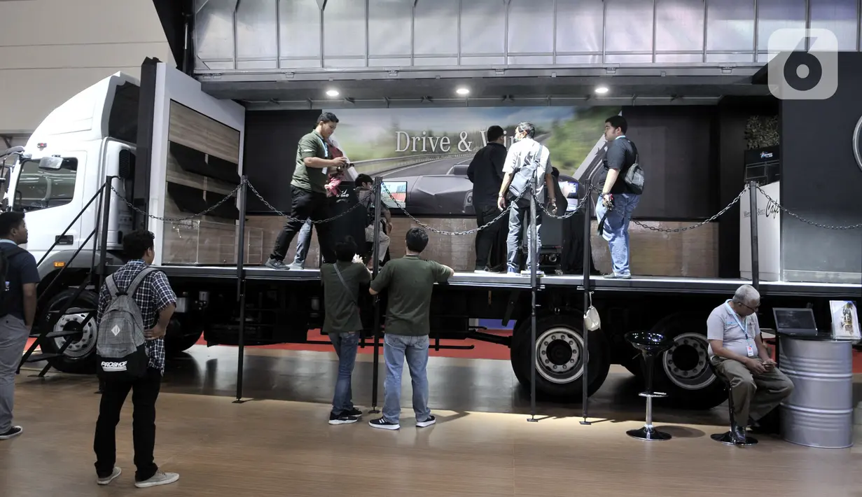 Sejumlah pengunjung menjajal simulator truk yang dihadirkan Mercedes Benz di GIICOMVEC 2020, JCC, Jakarta, Minggu (8/3/2020). Mercedes Benz menghadirkan simulator truk dan bus dalam GIICOMVEC 2020 sehingga pengunjung dapat merasakan sensasi mengendarai kendaraan besar. (merdeka.com/Iqbal Nugroho)