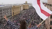 Para pendukung oposisi di Belarusia menggelar aksi unjuk rasa meskipun telah dilarang. (AP / Evgeniy Maloletka)