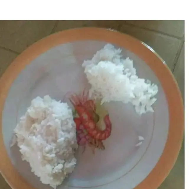 6 Potret Nyeleneh Orang Makan Pakai Gambar Lauk, Enggak Kenyang Sama Sekali