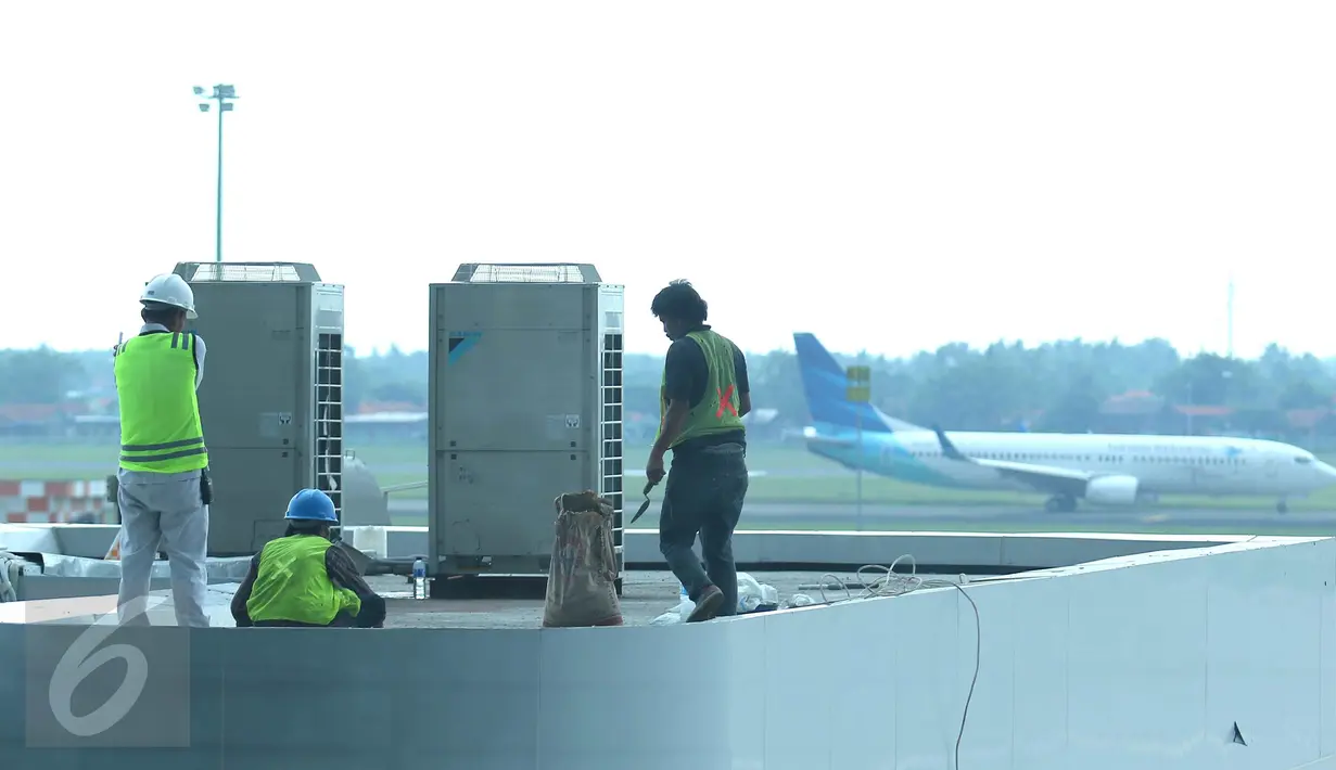 Pekerja tengah menyelesaikan proyek di Bandara Soekarno Hatta, Tangerang, Rabu (20/7). Badan Pusat Statistik  menyebutkan upah buruh bangunan naik pada periode Juni 2016. (Liputan6.com/ Angga Yuniar)