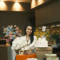 Dalam foto yang diunggah, Michelle Ziudith tampil sederhana namun terasa spesial. Latar ruangan dipenuhi karangan bunga warna-warni yang membuat suasana perayaan terasa intim sekaligus elegan. [@michelleziu].