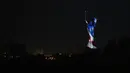 Monumen Tanah Air diterangi dengan warna bendera Ukraina dan AS sebagai tanda ucapan selamat Hari Kemerdekaan Amerika Serikat yang dirayakan pada 4 Juli. (Photo by Genya SAVILOV / AFP)