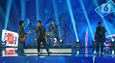 Penampilan grup band Armada saat konser Pesta Perak 25 Indosiar di Jakarta, Minggu (12/1/2020). Konser Pesta Perak 25 Indosiar menghadirkan deretan musisi kenamaan Tanah Air. (Liputan6.com/Herman Zakharia)