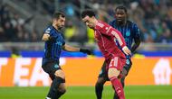 Pemain Liverpool, Curtis Jones (tengah), dibayangi pemain Inter Milan Henrikh Mkhitaryan (kiri) dan Marcus Thuram dalam laga Liga Champions di Giuseppe Meazza, Italia, Rabu, (10/12/2025). (AP Photo/Luca Bruno)