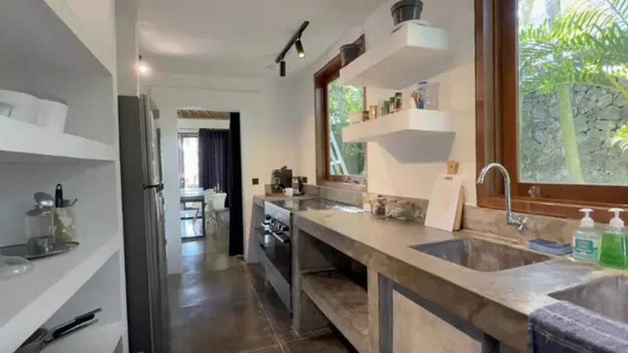7 Potret Dapur Rumah Nino Fernandez dan Steffi Zamora di Bali, Desain Memanjang Minimalis