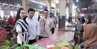 Arumi Bachsin mendampingi suami dinas kerja ke Pacitan, Jawa Timur. Sebelum pulang, istri Wakil Gubernur Jawa Timur itu mampir ke pasar tradisional untuk membeli kebutuhan dapur dan juga mencari oleh-oleh khas di kawasan pesisir pantai tersebut. [Youtube/Arumi Bachsin]