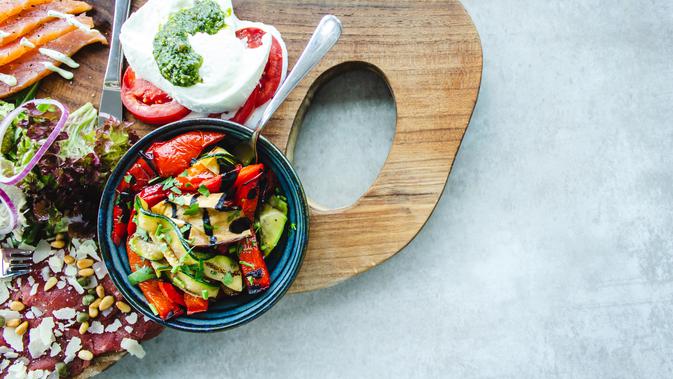 Ilustrasi diet. Photo by Louis Hansel @shotsoflouis on Unsplash