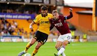 Pemain West Ham, Jarrod Bowen (kanan), mencoba melepaskan diri dari kawalan pemain Wolves saat bertanding pada putaran 2 Carabao Cup, Rabu (27/8/2025) dini hari WIB. (David Davies/PA via AP)