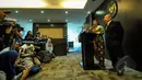 Menteri Kelautan dan Perikanan Susi Pudjiastuti (tengah) menjawab pertanyaan wartawan usai bertemu Sekretaris Angkatan Laut Amerika Serikat Ray Mabus di Jakarta, Senin (23/3/2015).  (Liputan6.com/Faizal Fanani)