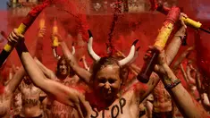 Sejumlah aktivis berunjuk rasa memprotes adu banteng dalam Festival San Fermin di depan Balai Kota di Pamplona, Spanyol utara, (5/7). Festival San Fermin dimulai pada 6 Juli dengan Txupinazo atau seremoni. (AP Photo/Alvaro Barrientos)
