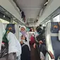 Jemaah haji dari Kloter 8 embarkasi Medan diberangkatkan dari Makkah ke Madinah. (Liputan6.com/Mevi Linawati)