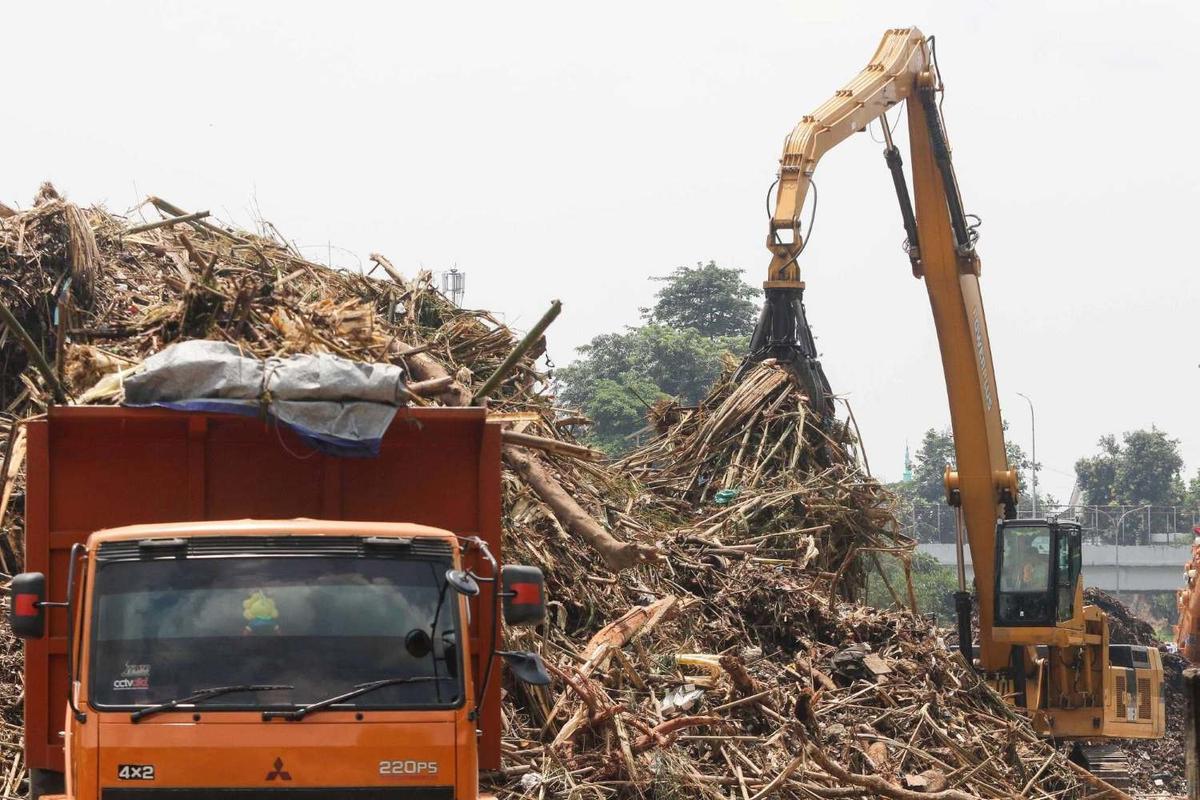 Ribuan ton sampah terbawa banjir kiriman diangkut dari Sungai Ciliwung