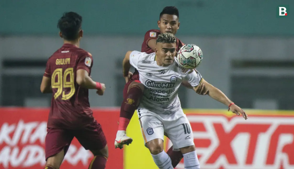 Pemain Rans Cilegon FC, Cristian Gonzales (depan) berebut bola dengan pemain Sriwijaya FC, Ikhwan Ciptady Muhammad dalam laga matchday ke-3 Grup X Babak 8 Besar Liga 2 2021 di Stadion Wibawa Mukti, Cikarang, Rabu (22/12/2021). (Bola.com/Bagaskara Lazuardi)
