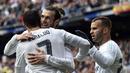 Pemain Real Madrid, Gareth Bale (tengah) merayakan kemenangan atas Celta de Vigo bersama Cristiano Ronaldo dan Jese Rodriguez pada lanjutan La Liga Spanyol di Stadion Santiago Bernabeu , Madrid, Sabtu (5/3/2016).  (AFP/Gerard Julien)