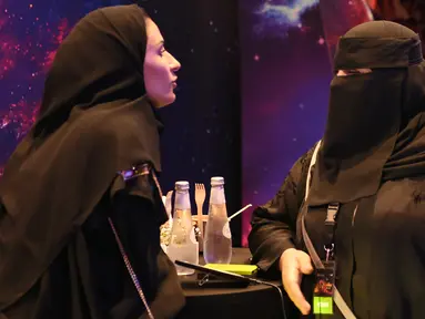 Anggota staf perempuan Arab Saudi berbincang di bioskop di Mal Riyadh Park yang baru dibuka untuk umum, Riyadh (30/4). Setelah pelarangan selama 35 tahun, bioskop kembali beroperasi di Arab Saudi. (AFP/Fayez Nureldine)