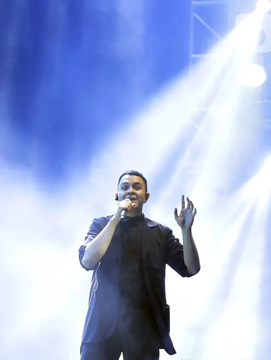 Penampilan penyanyi Tulus dalam Festival Sewindu Tulus di Istora Senayan, Jakarta, Jumat (1/11/2019). Konser yang digelar menandai delapan tahun perjalanan karier bermusiknya penyanyi Tulus membawakan sejumlah lagu hits seperti Sepatu dan Gajah. (Fimela.com/Bambang E. Ros)