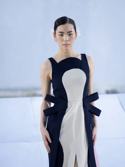 Peragaan busana koleksi PEGGY HARTANTO ditandai dengan penampilan memukau supermodel asal Vietnam Thanh Hằng, menutup acara dengan penuh kemeriahan.   [Foto: Peggy Hartanto.dok]