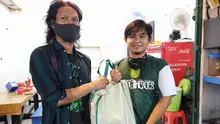 Bonek Hijrah memberi bantuan kepada pendukung Persebaya Surabaya yang terdampak Covid-19. (Persebaya)