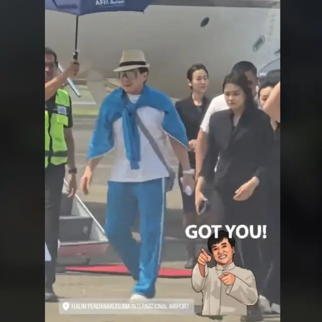Jackie Chan Saat Mendarat di Bandara Halim Perdanakusuma, Jakarta.