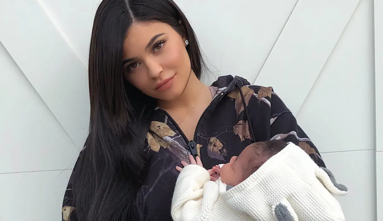 Kylie Jenner sendiri pun merayakan satu bulan lahirnya Stormi dengan mengunggah dua foto beriringan di Instagram. (instagram/kyliejenner)