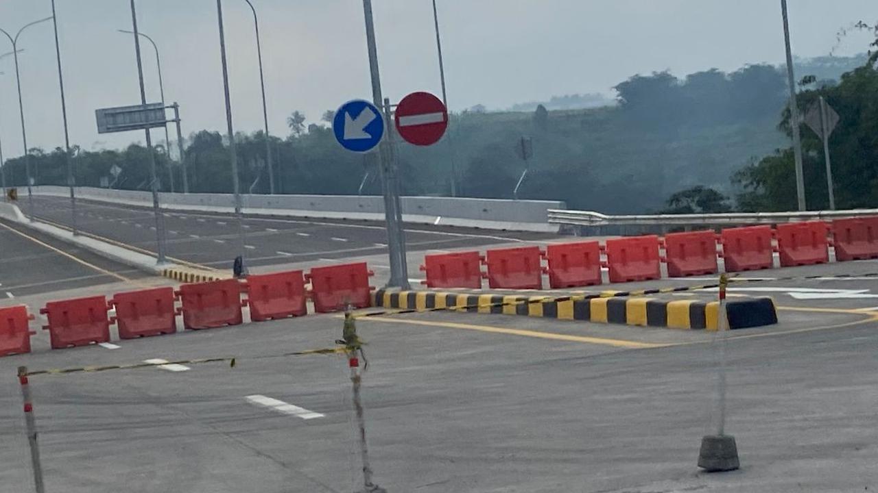 Namun pantauan di lokasi saat akhir pekan ini, Minggu (6/8) lintasan tersebut nyatanya masih ditutup.