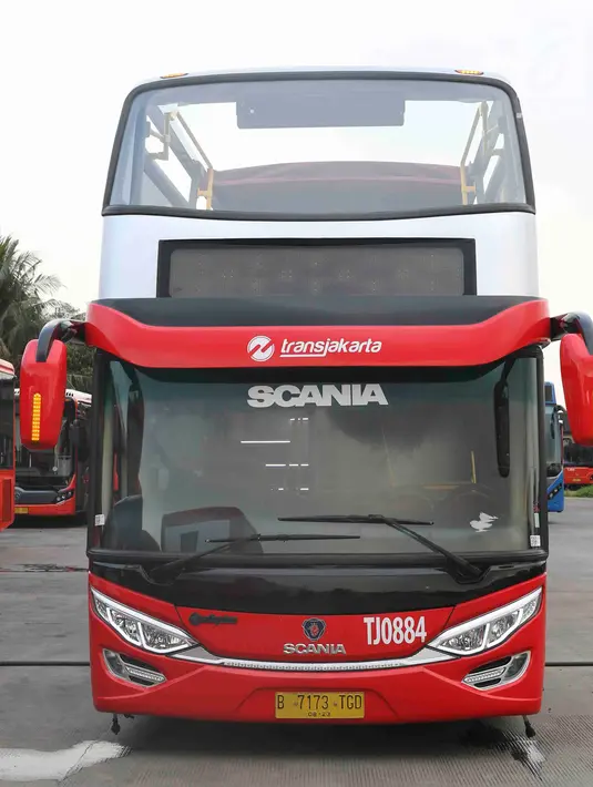 Bus transjakarta yang akan digunakan untuk pawai kemenangan tim Persija Jakarta di kantor PT Transjakarta, Cawang, Kamis (13/12). Bus tersebut akan digunakan untuk pawai kemenangan berkeliling Jakarta Sabtu (15/12).( Liputan6.com/Immanuel Antonius)