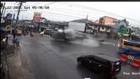 Truk Tronton Hantam Pemotor dan Tugu di Wonosobo (Tangkapan Layar CCTV)