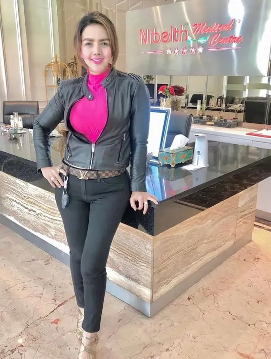 Dalam YouTube KH Entertainment, wanita 39 tahun itu mengaku dirinya harus menjalani operasi hidung lantaran implan di hidungnya dikhawatirkan keluar karena penipisan kulit. Operasi hidung Barbie kali ini menghabiskan biaya sekitar Rp 50 juta. (Instagram/barbiekumalasari).