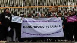 Dalam Aksi tersebut penolakan PKPU Nomor 10 Pasal 8 Ayat (2) mengenai perhitungan bakal calon perempuan di setiap dapil. (Liputan6.com/Herman Zakharia)