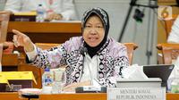 Menteri Sosial Tri Rismaharini mengikuti rapat kerja dengan Komisi VIII DPR di Kompleks Parlemen, Senayan, Jakarta, Rabu (8/2/2023). Rapat membahas tentang pengawasan program bantuan sosial tahun 2022. (Liputan6.com/Faizal Fanani)