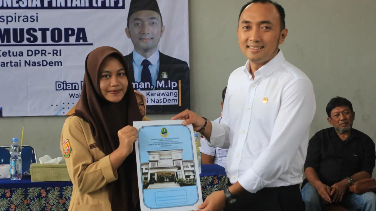 Wakil Ketua DPRD Kabupaten Karawang Dian Fahrud Jaman memberikan beasiswa Program Indonesia Pintar (PIP) (Istimewa)