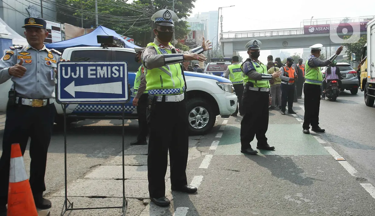 Uji emisi juga berlaku bagi kendaraan dinas milik Subdit Gakkum Ditlantas Polda Metro Jaya. (Liputan6.com/Herman Zakharia)