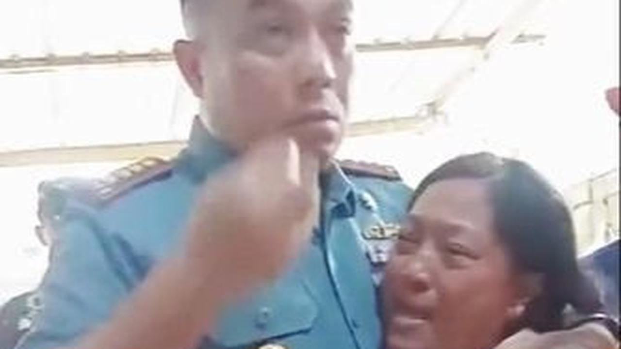 Begitu sampai, Wishnu dan rombongan pun langsung disambut dengan tangisan dari keluarga Iwan.
