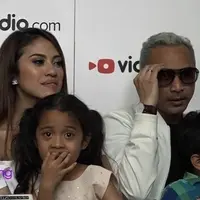 Giring Nidji baru saja pergi berlibur bersama keluarganya ke beberapa Negara. Ternyata Giring dan istri, kompak memilih Jepang menjadi Negara favorit mereka. Apa sih yang membuat Giring terpukau dengan Jepang?