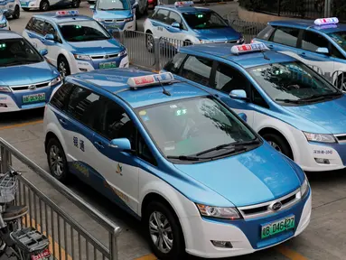 Armada taksi bertenaga listrik terlihat di kota Shenzhen, sebelah selatan China pada 7 Januari 2019. Salah satu kota besar di China itu mengumumkan awal tahun ini bahwa 99 persen dari 21.689 taksi yang beroperasi telah bertenaga listrik. (AP/Vincent Yu)