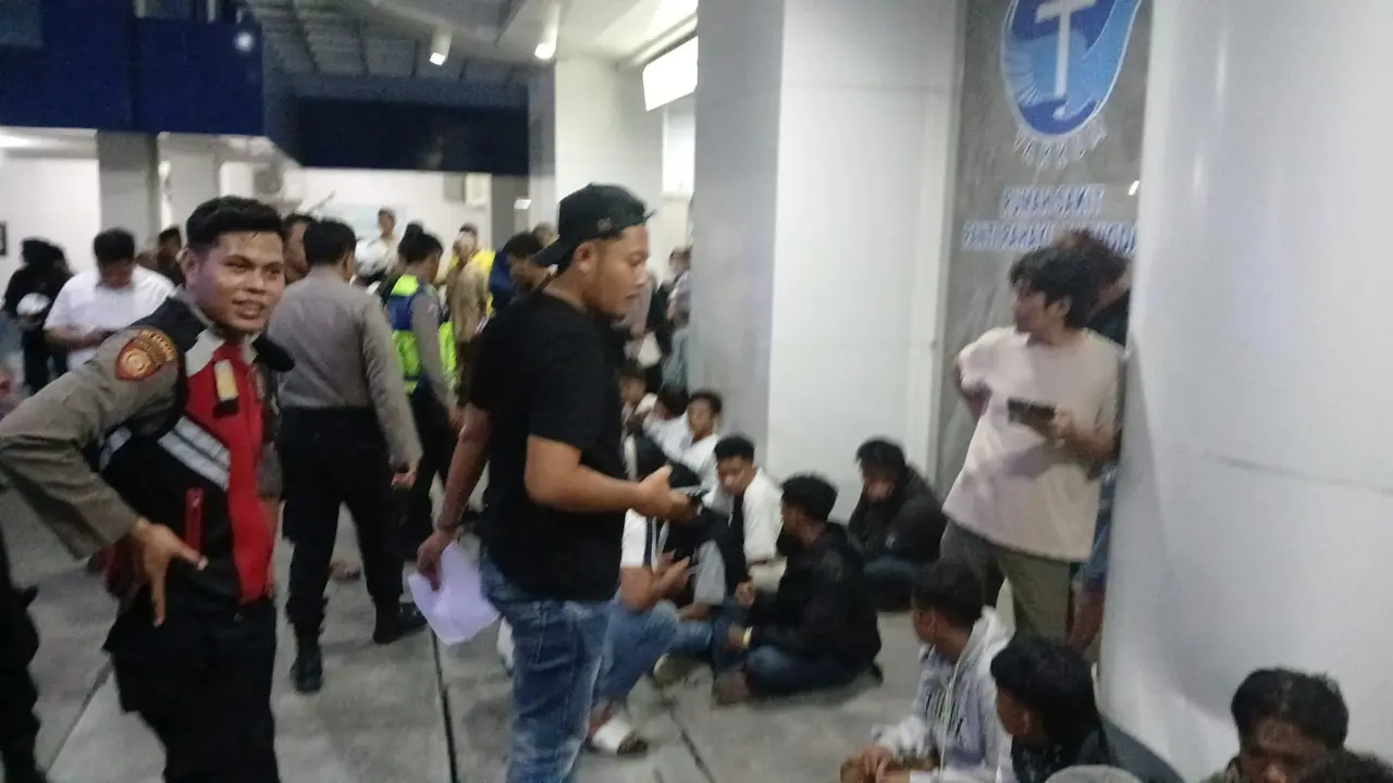 Sejumlah suporter Persipur pelaku tawuran antar-suporter, Rabu (05/02/25) diamankan Kepolisian Polres Grobogan di halaman RS Yakkum, Purwodadi. (Foto: Liputan6.com/Felek Wahyu)