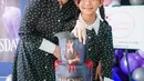 <p>Saat perayaan ulang tahun Bilqis dengan tema series Wednesday, keduanya menggunakan busana sama. Dress polkadot yang digunakan Ayu dan Bilqis adalah busana ikonis tokoh utama dalam series tersebut. [Instagram/ayutingting92] Penulis: Mufiidaanaiilaa A.S</p>