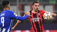 Ismael Bennacer. Gelandang Aljazair berusia 24 tahun ini didatangkan Arsenal dari AC Arles pada awal musim 2015/2016 dengan nilai transfer 300 ribu euro dan langsung memperkuat tim muda Arsenal U-21. Pada tengah musim 2016/2017 ia dipinjamkan tim muda U-23 Arsenal ke Tours FC hingga akhir musim. Belum sempat memperkuat tim senior Arsenal, ia dilepas ke Empoli pada awal musim 2017/2018 dengan mahar 1 juta euro. Bertahan 2 musim di Empoli, ia akhirnya hijrah ke AC Milan dengan nilai transfer 17,2 juta euro dan bertahan hingga kini. (AFP/Marco Bertorello)