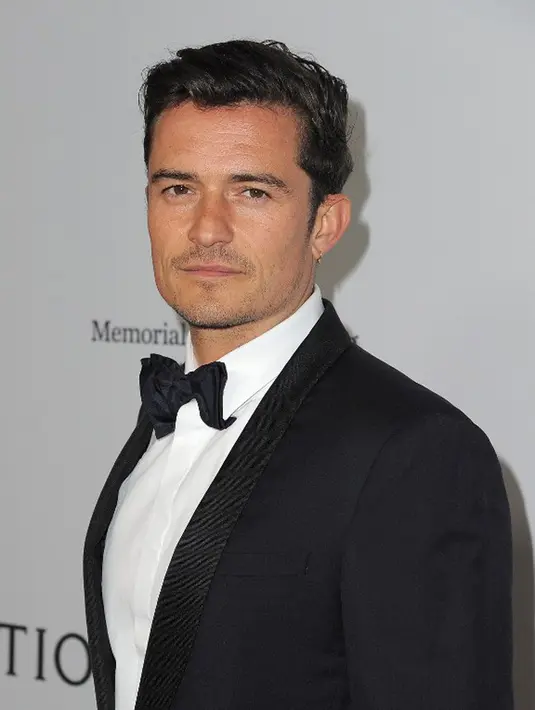 Tidak dengan berlibur, menjelang perayaan Natal tahun ini Katy dan Orlando melakukan cara yang berbeda. Berpakaian menyerupai Santa dan Ny. Claus, keduanya mengunjungi rumah sakit anak di Los Angeles. (AFP/Bintang.com)